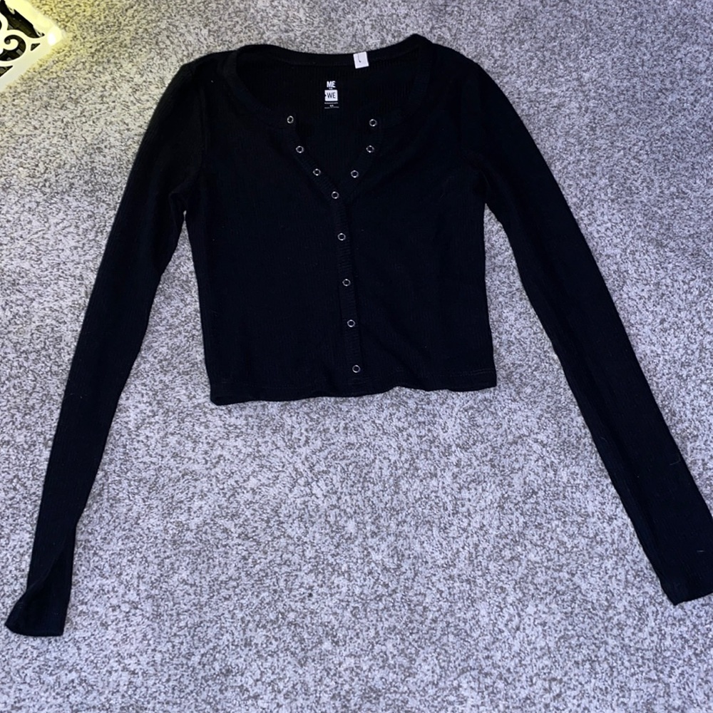 Black button crop top